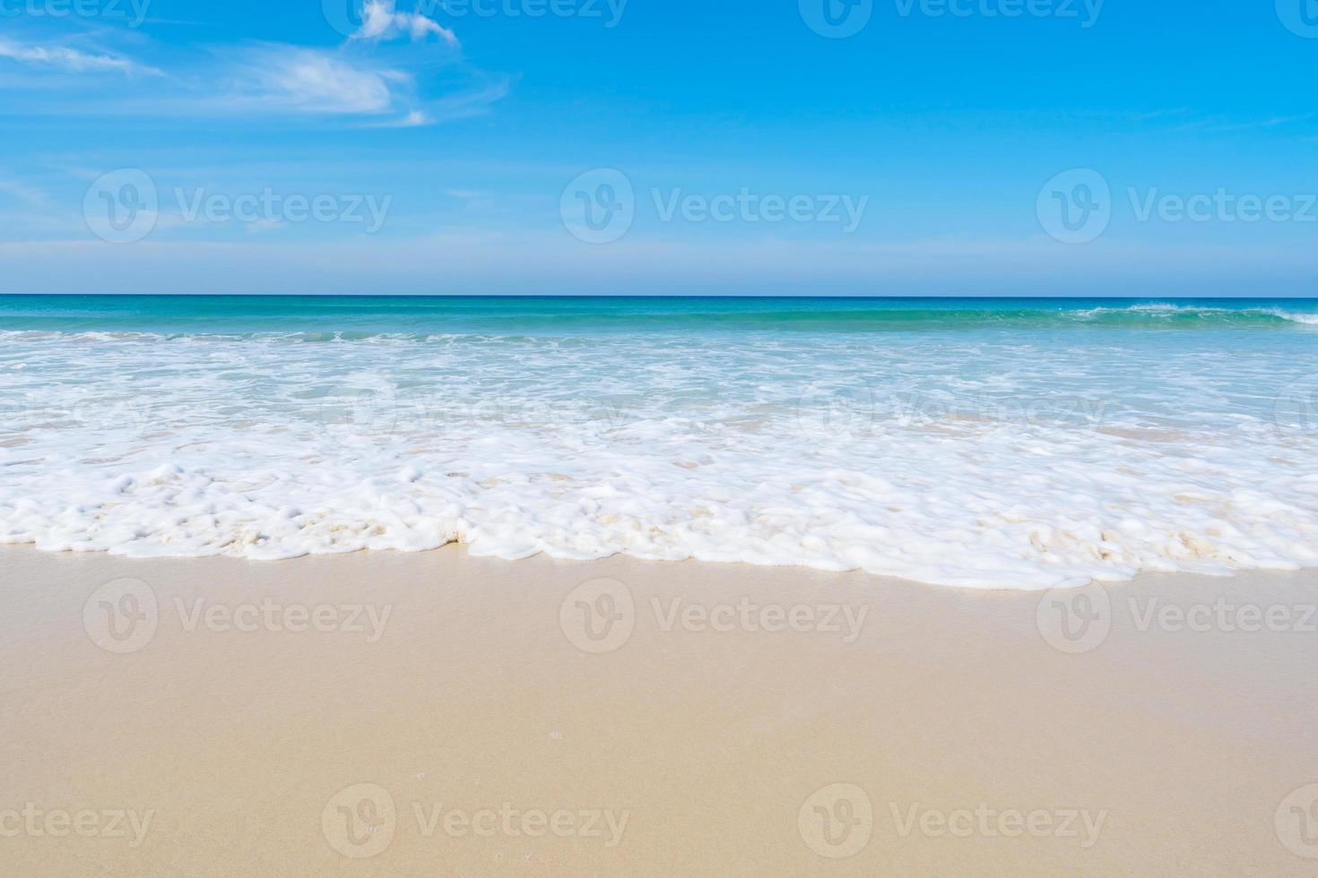 mar de phuket hermosa playa de arena tropical con océano azul y cielo azul imagen de fondo para fondo de naturaleza o fondo de verano foto