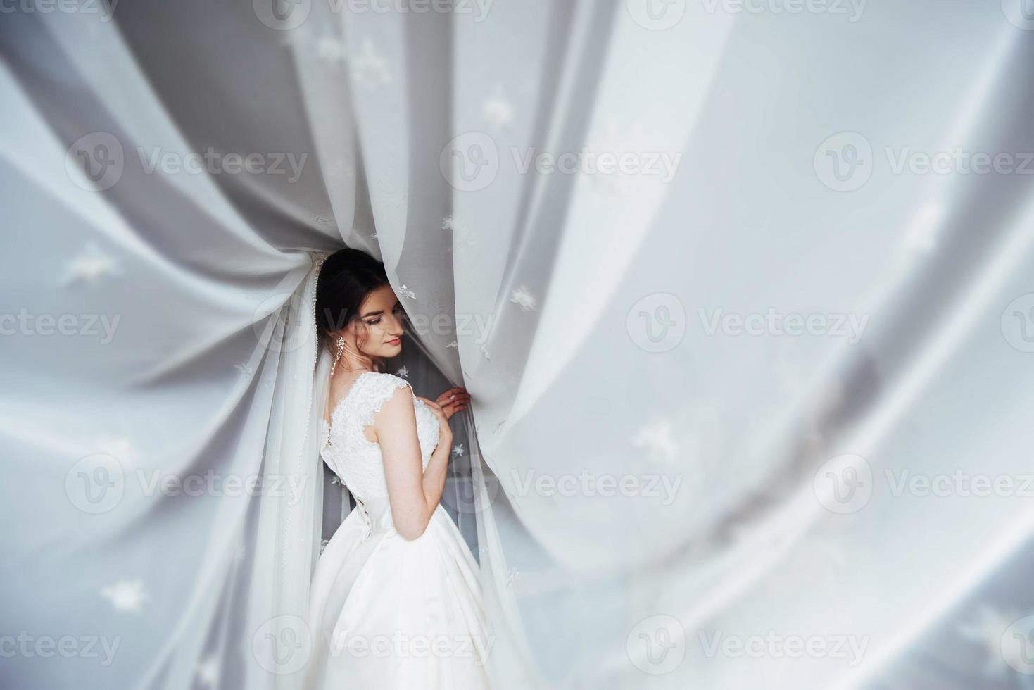 bella novia en el fondo de las cortinas de la ventana foto