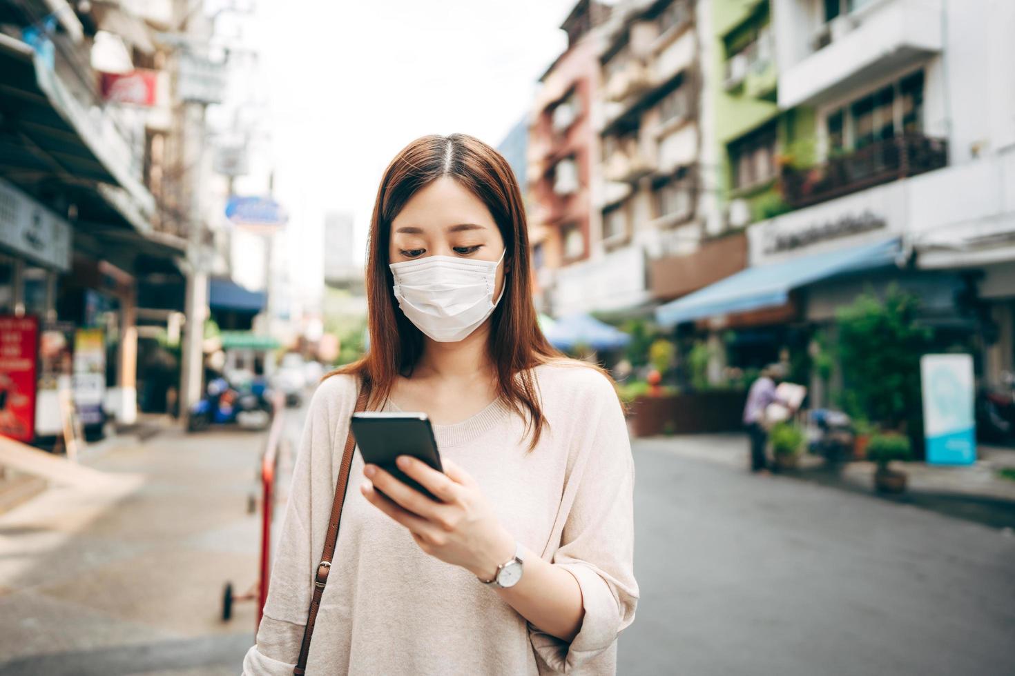 empresaria joven asiática soltera usa mascarilla para proteger el virus de la corona o covid 19 foto