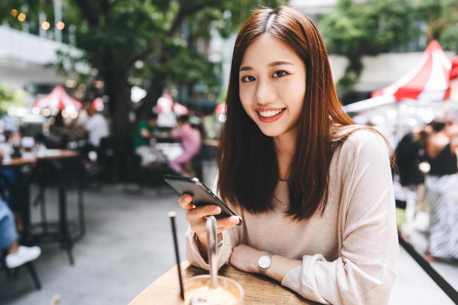 retrato de mujer asiática de negocios adulta joven con tecnología moderna de gadgets en el día. foto