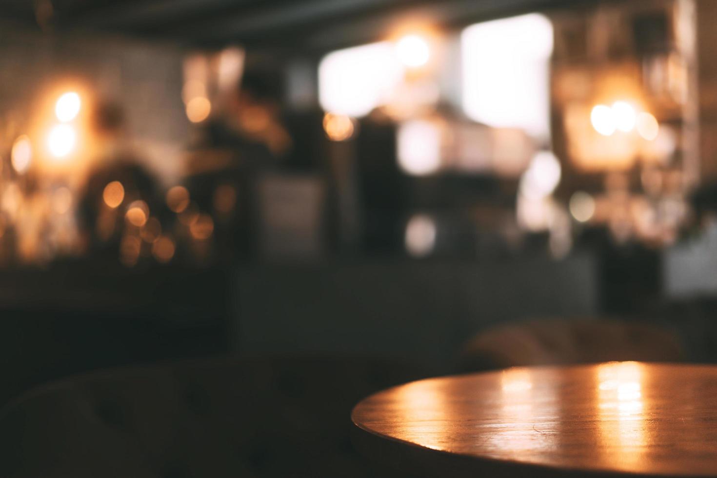 superficie de la mesa de madera de caoba en un cálido café de estilo lujoso. foto