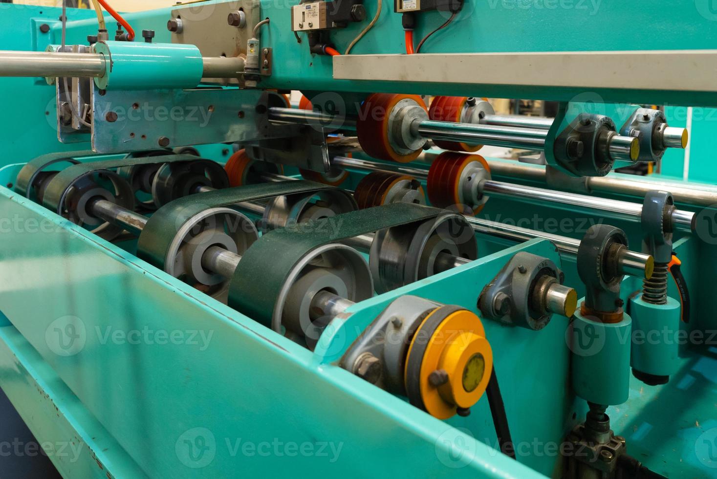 cierre la máquina en el fabricante de cajas de papel. concepto industrial foto