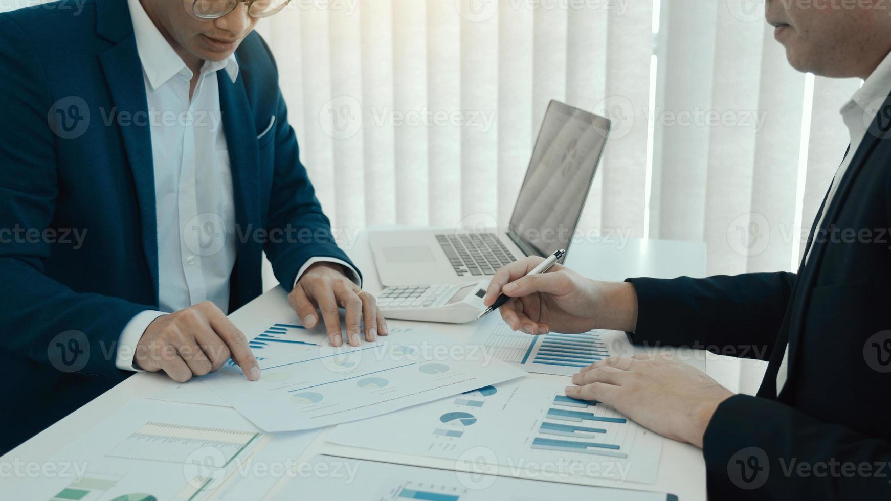 los empresarios que discuten con colegas con empresarios están planeando finanzas en la oficina. foto