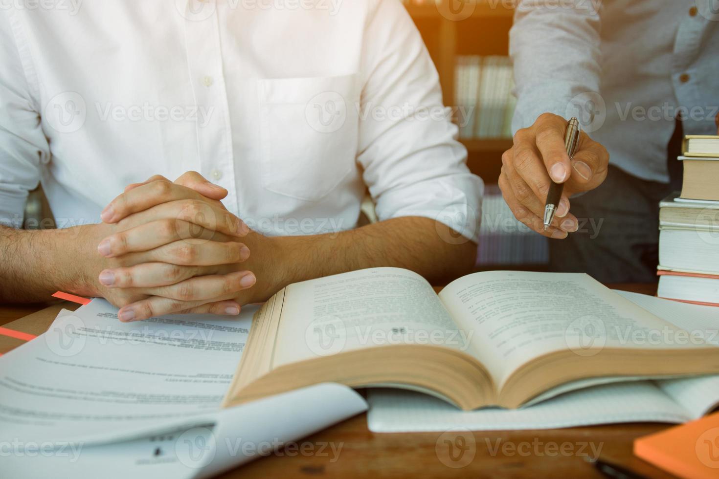 adolescente estudiando en el escritorio y haciendo tareas foto