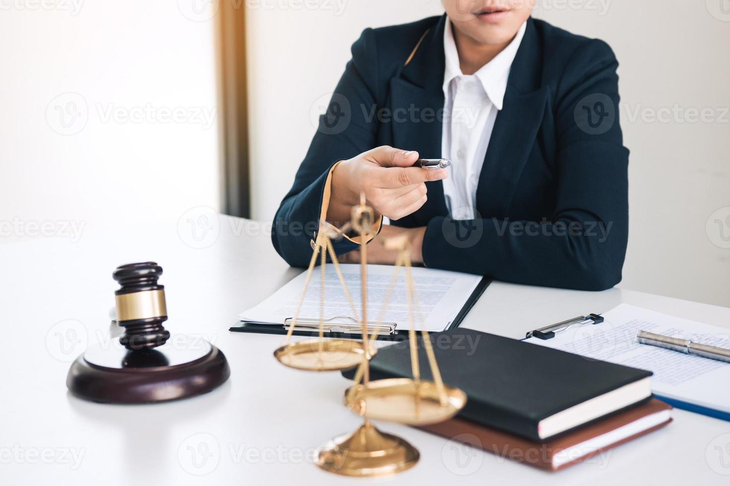 Abogado explicando la ley