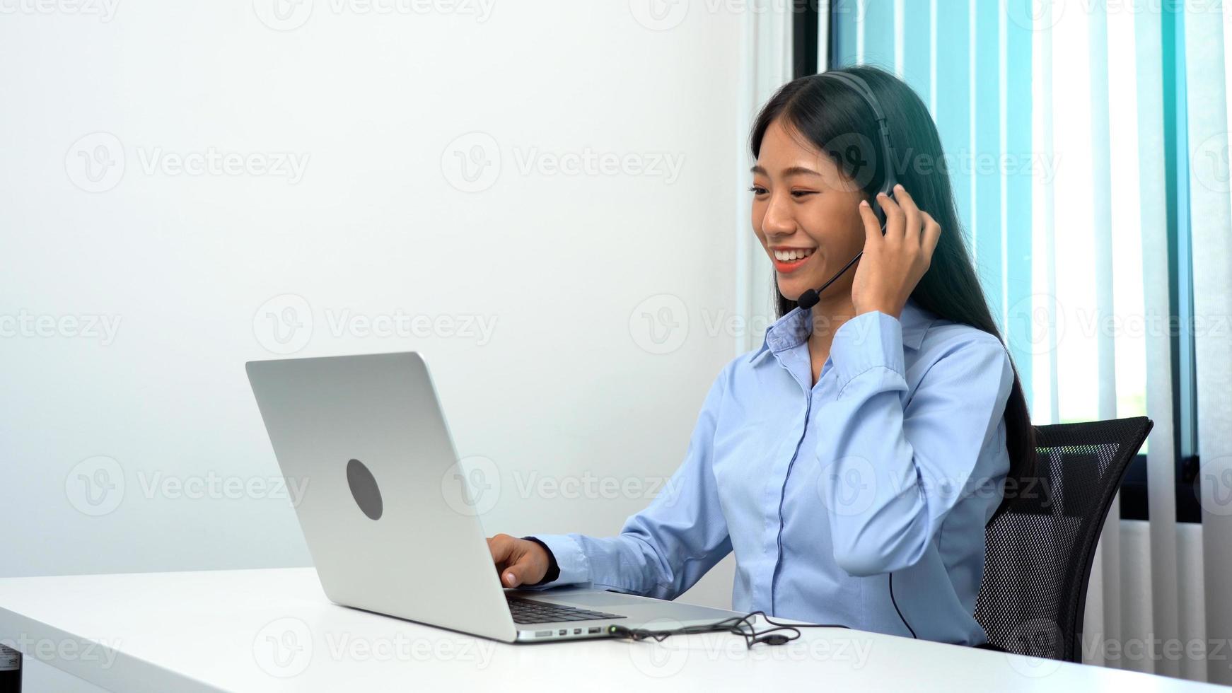 Call center staff are giving advice to customers who are calling to discuss issues. photo