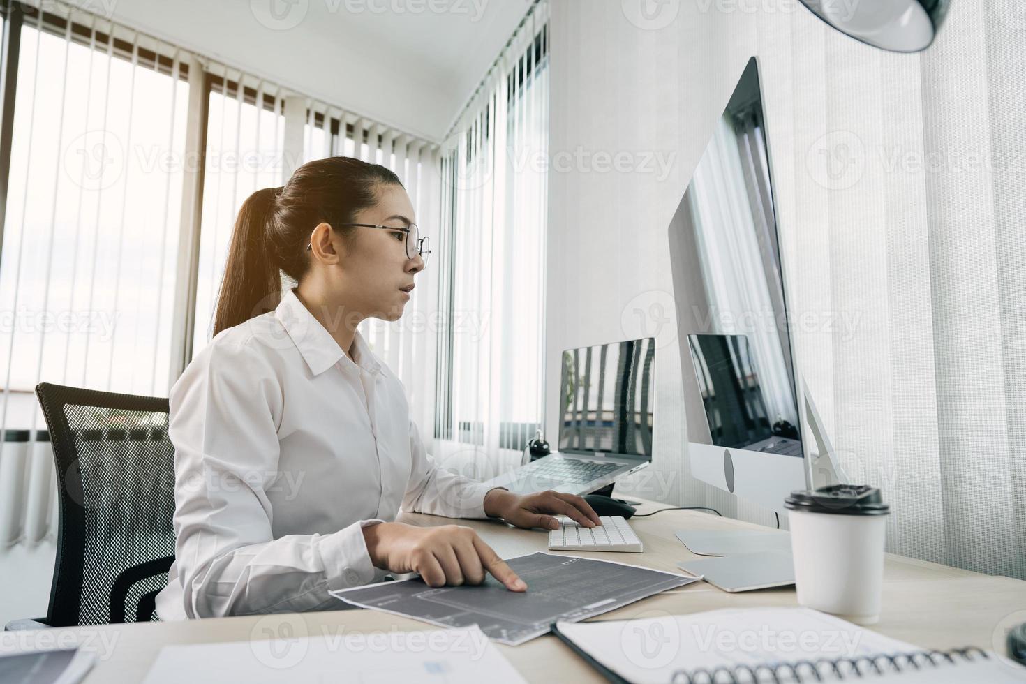 desarrollando tecnología de programación y codificación trabajando en un software ingenieros desarrollando aplicaciones en la oficina. foto