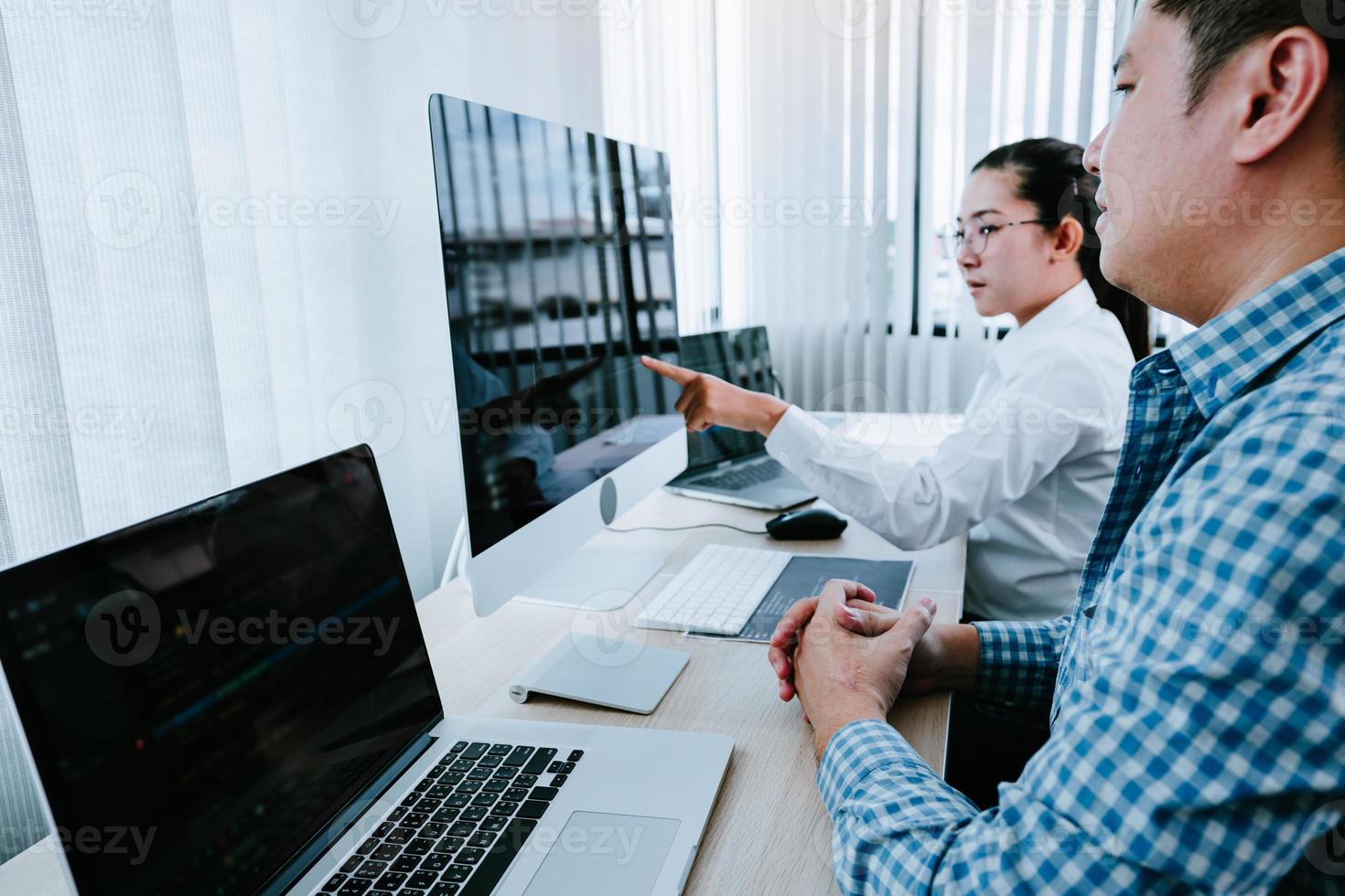 dos asociaciones que desarrollan tecnologías de programación y codificación que trabajan en computadoras portátiles y analizan juntas. foto