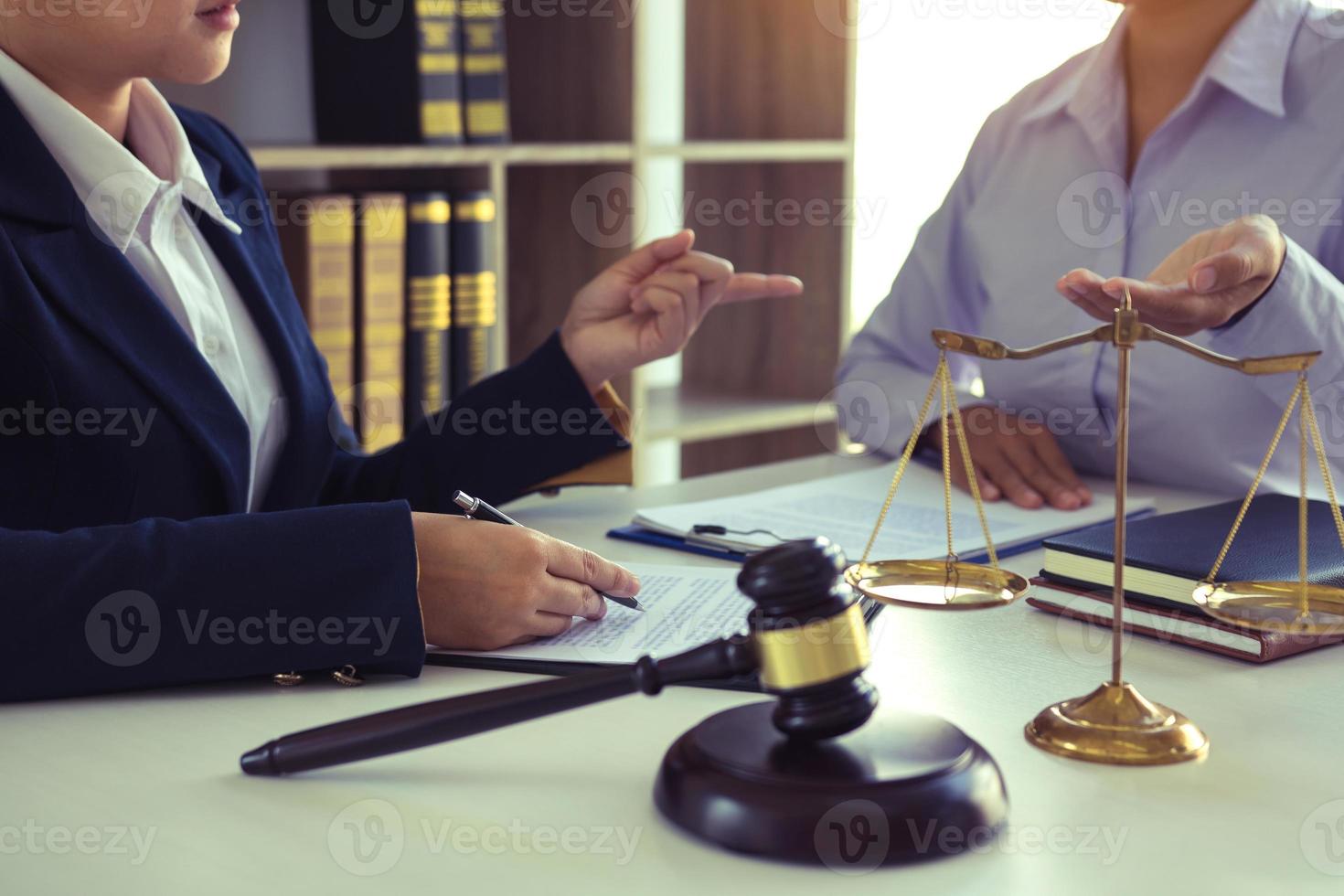 asesor legal está explicando el delito bajo la ley en el libro en la oficina. foto