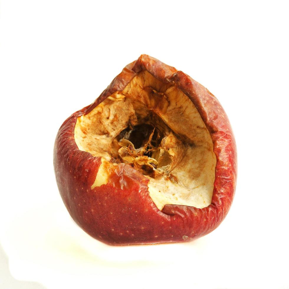 rojo grande mordido y manzana podrida aislado sobre fondo blanco. foto