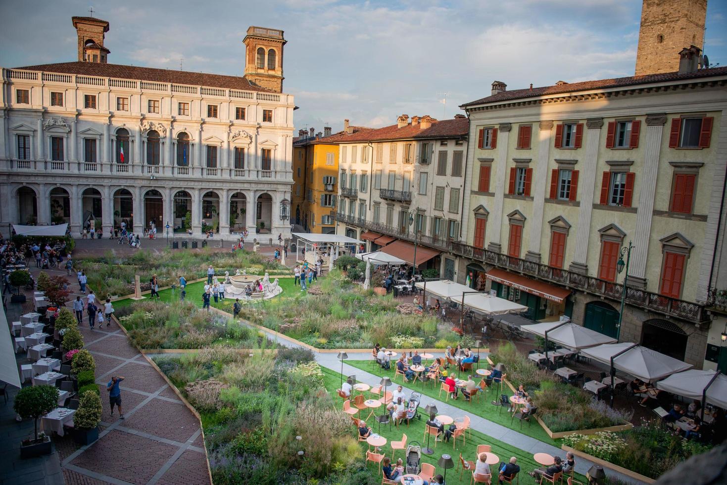 bergamo italia 2018 casco antiguo en una ciudad de gran altura transformada en un jardín botánico para los maestros del paisaje foto