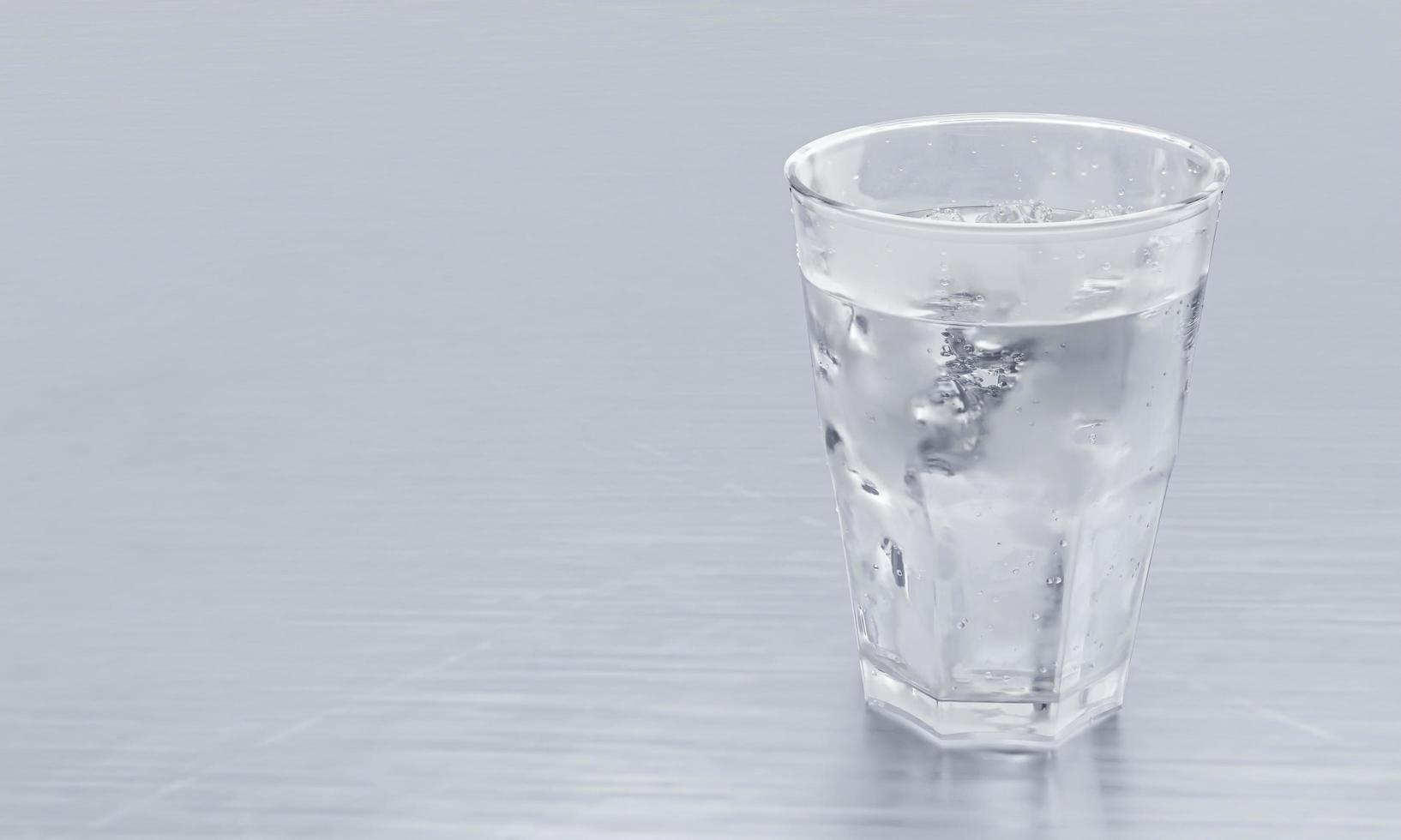 agua clara o soda en un vaso transparente para cerveza. agua fría en un vaso con cubitos de hielo, burbujas en el vaso. colocado en un suelo de reflexión. representación 3d foto