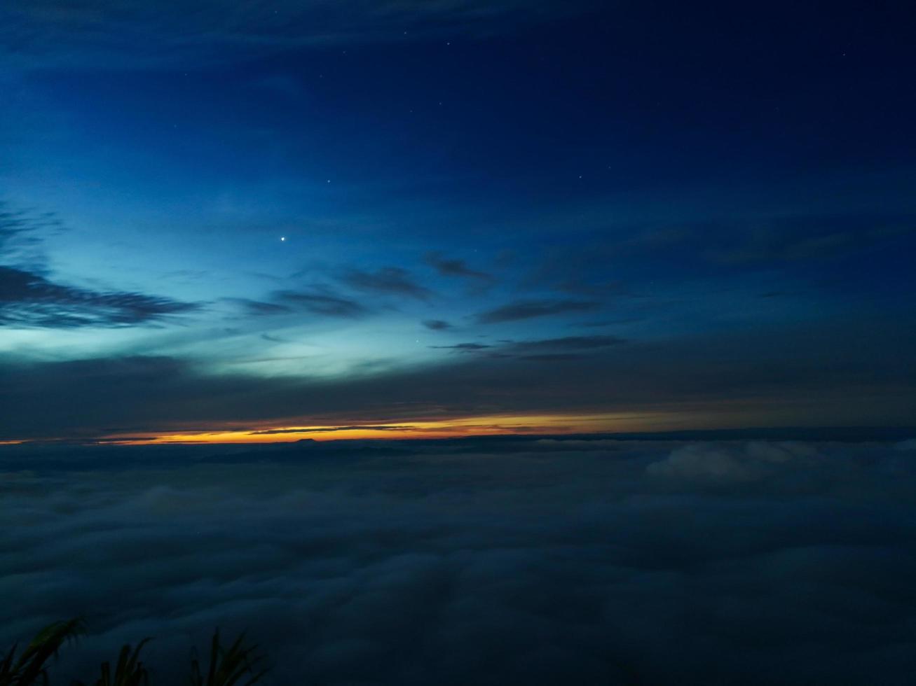 niebla marina en phu tub berk, una atracción turística en tailandia. las nubes blancas en la cima de la montaña, por la mañana sale el sol. el mirador de la niebla marina en la cima de la montaña foto