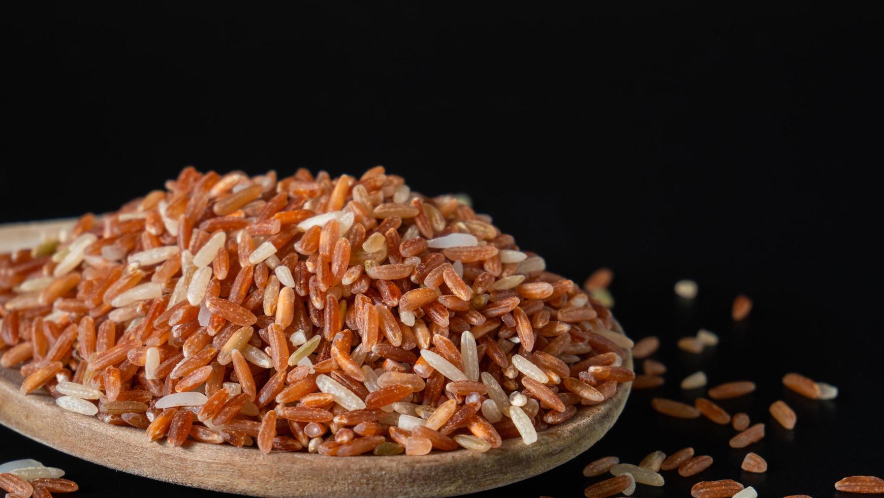 variedades de granos de arroz arroz jazmín rojo o arroz integral rojo. nueva variedad autóctona de tailandia. la vitamina b ayuda a tratar las alergias. y no provoca reacciones alérgicas apta para pacientes con anemia. foto