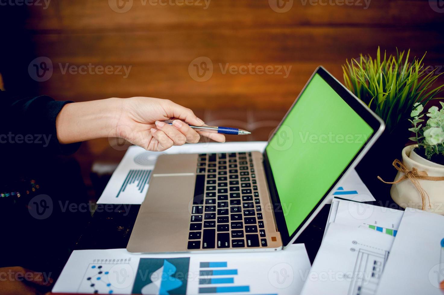 hombre de negocios que trabaja en una oficina de computadoras y gráficos en su escritorio. concepto de negocio y espacio de copia foto