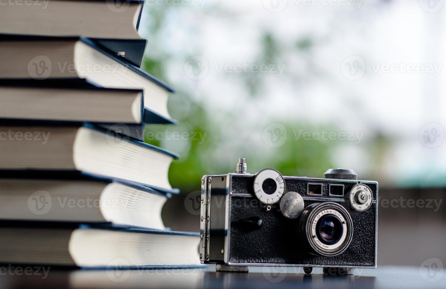 libros y cámaras puestas en el suelo. libro de cuero blanco y estudio del concepto de empatía y desarrollo foto