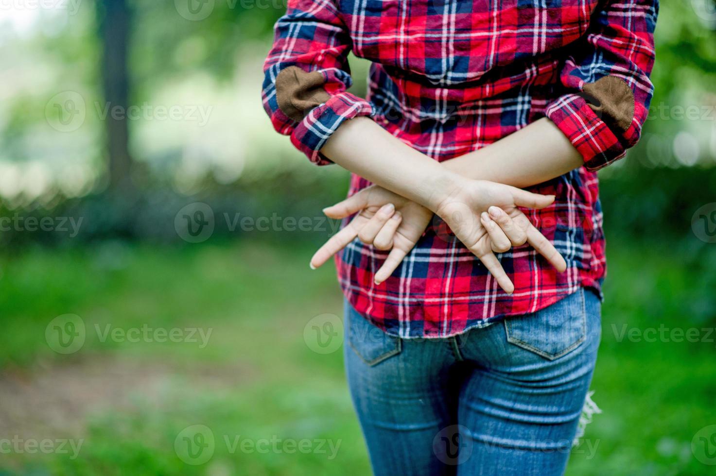 las manos de una hermosa niña la forma del corazón es una expresión de amor, cuerpo, mente, foto