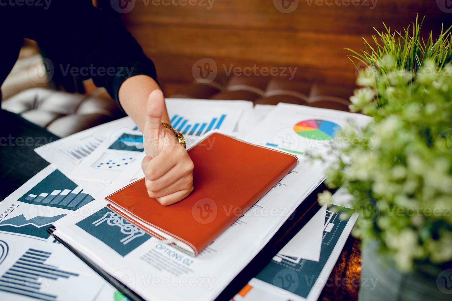 empresario trabajando en la oficina y gráficos en su escritorio. concepto de negocio y espacio de copia foto