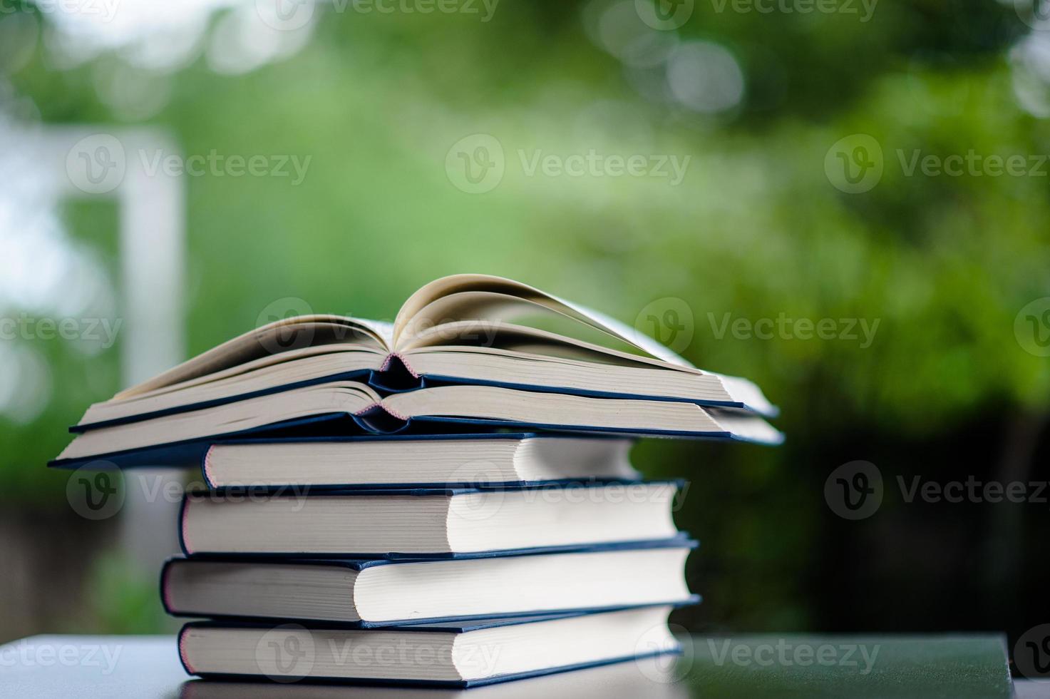 el libro se coloca en el suelo. libro de cuero blanco y estudio del concepto de empatía y desarrollo foto