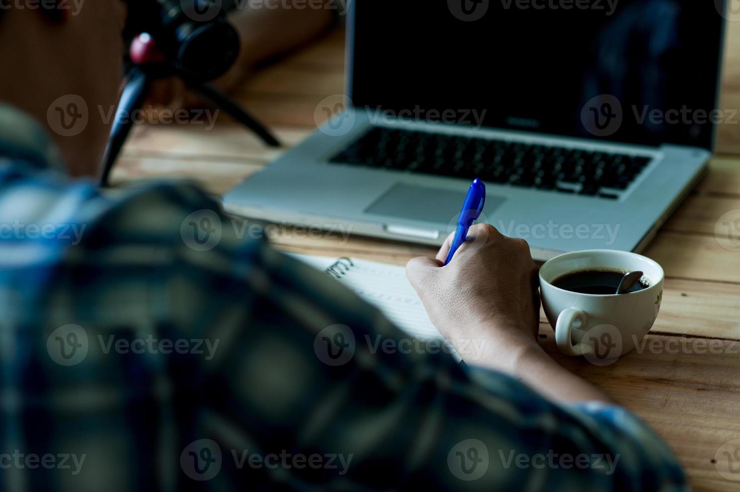 escribiendo en papel en el trabajo sobre la mesa por la mañana, ideas de negocios. hay espacio para copiar. foto