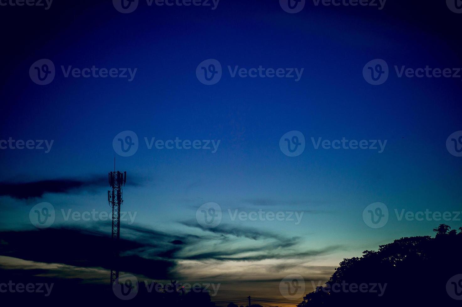 el cielo es azul y el cielo es azul. conceptos de visualización natural y hay un espacio de copia. foto