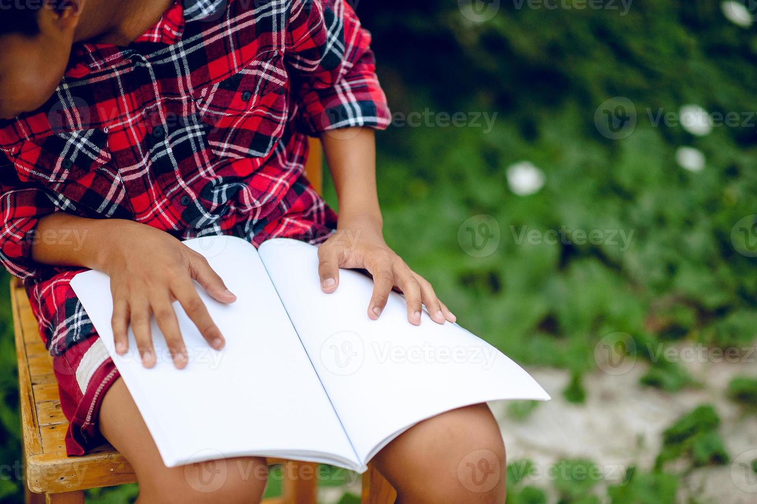 estudio de lectura de manos y libros para el conocimiento de los niños son difíciles de leer. ideas educativas foto