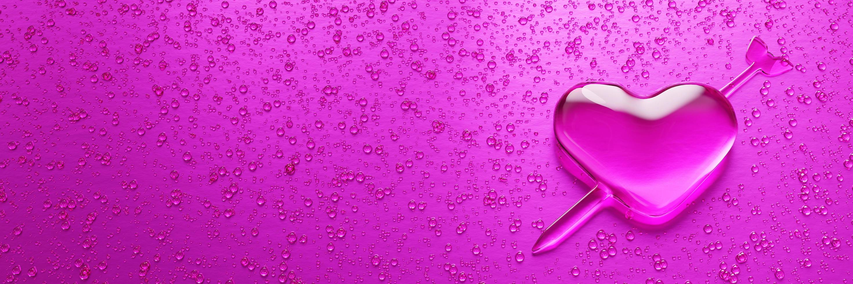 gotitas de agua en forma de corazón con flecha bordada en el significado del amor. un montón de gotas en superficies metálicas en tonos rosa y rosa oscuro para fondo móvil o papel tapiz. representación 3d. foto