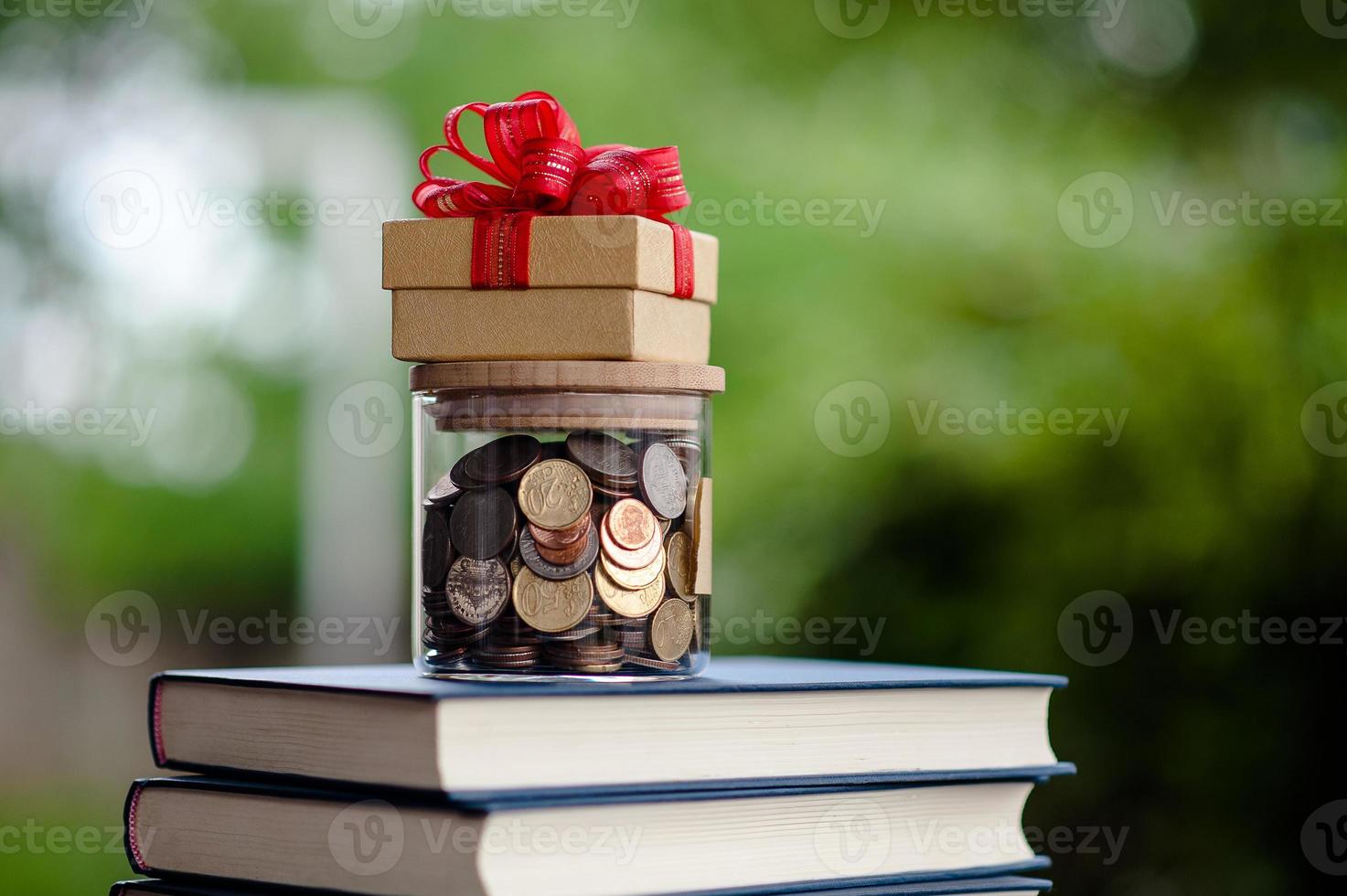 ahorro de dinero ideas para ahorrar dinero ahorre dinero, preestablezca ideas a mano, ponga dinero en el negocio de la pila de dinero. foto