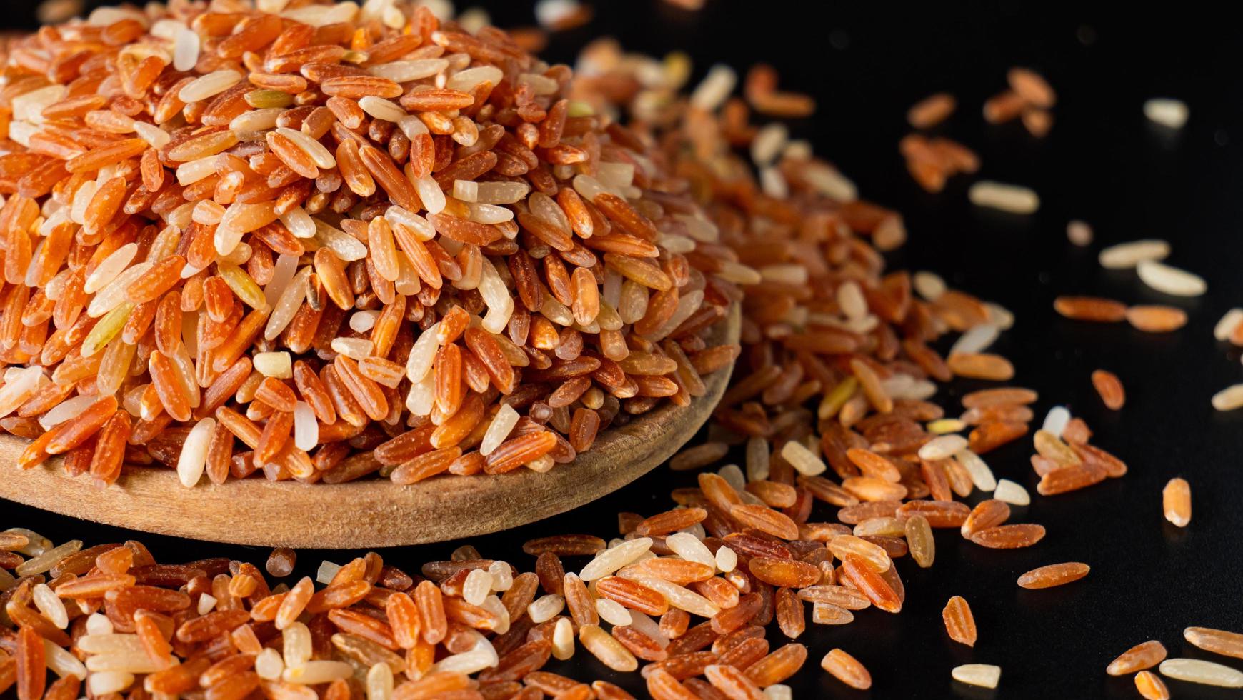 variedades de granos de arroz arroz jazmín rojo o arroz integral rojo. nueva variedad autóctona de tailandia. la vitamina b ayuda a tratar las alergias. y no provoca reacciones alérgicas apta para pacientes con anemia. foto