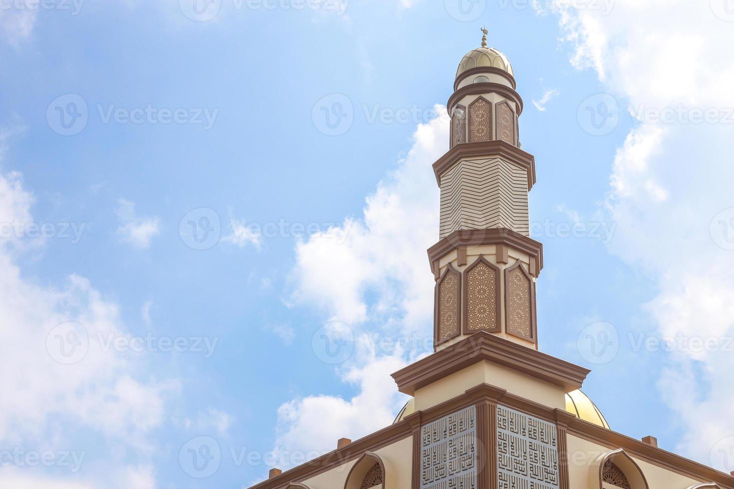 minarete de mezquita o torre con fondo de cielo azul foto