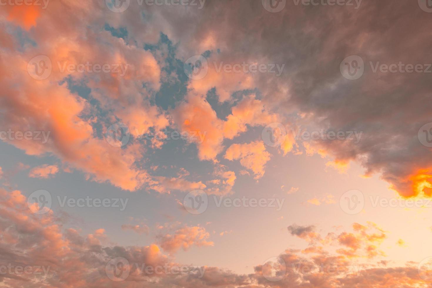 colorido atardecer cielo crepuscular. fondo del concepto de cielo colorido. espectacular puesta de sol con cielo de color crepuscular y nubes foto