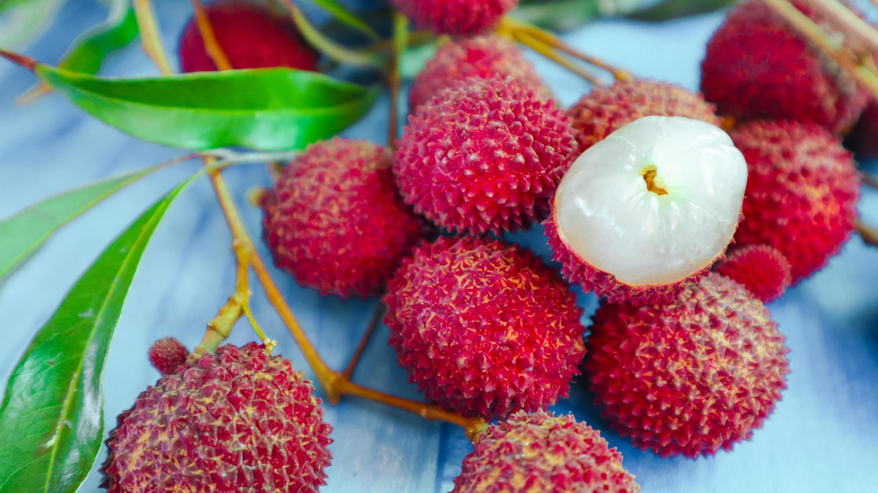 Peeled Amphawa Lychee has thorny, tight skin and pulp, can be eaten raw or cooked. photo