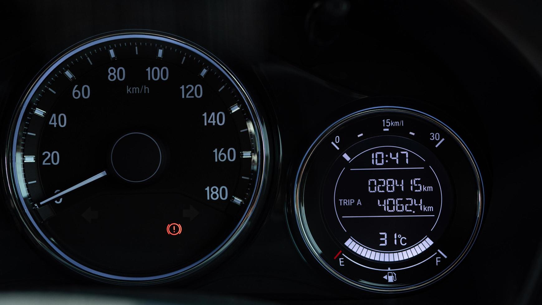 primer tablero de instrumentos del coche de kilometraje. aguja de kilometraje al estacionar y aplicar el freno de mano. foto