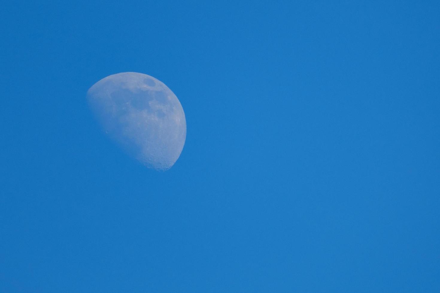 luna sobre el puerto de pormuck irlanda del norte reino unido foto