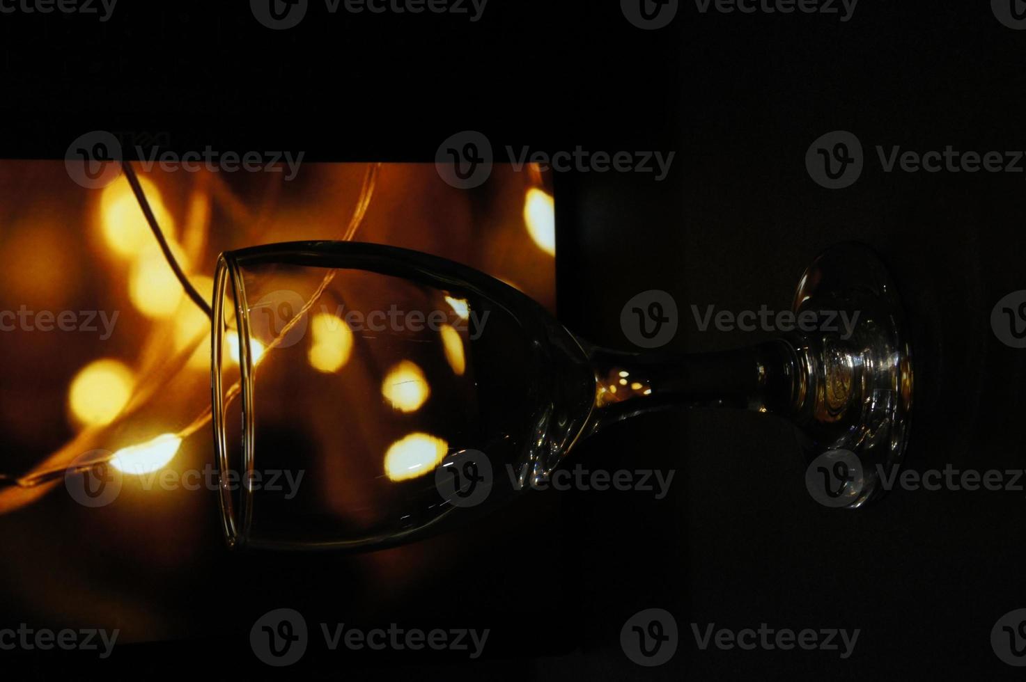 Photo Empty goblet glass with low photo angle