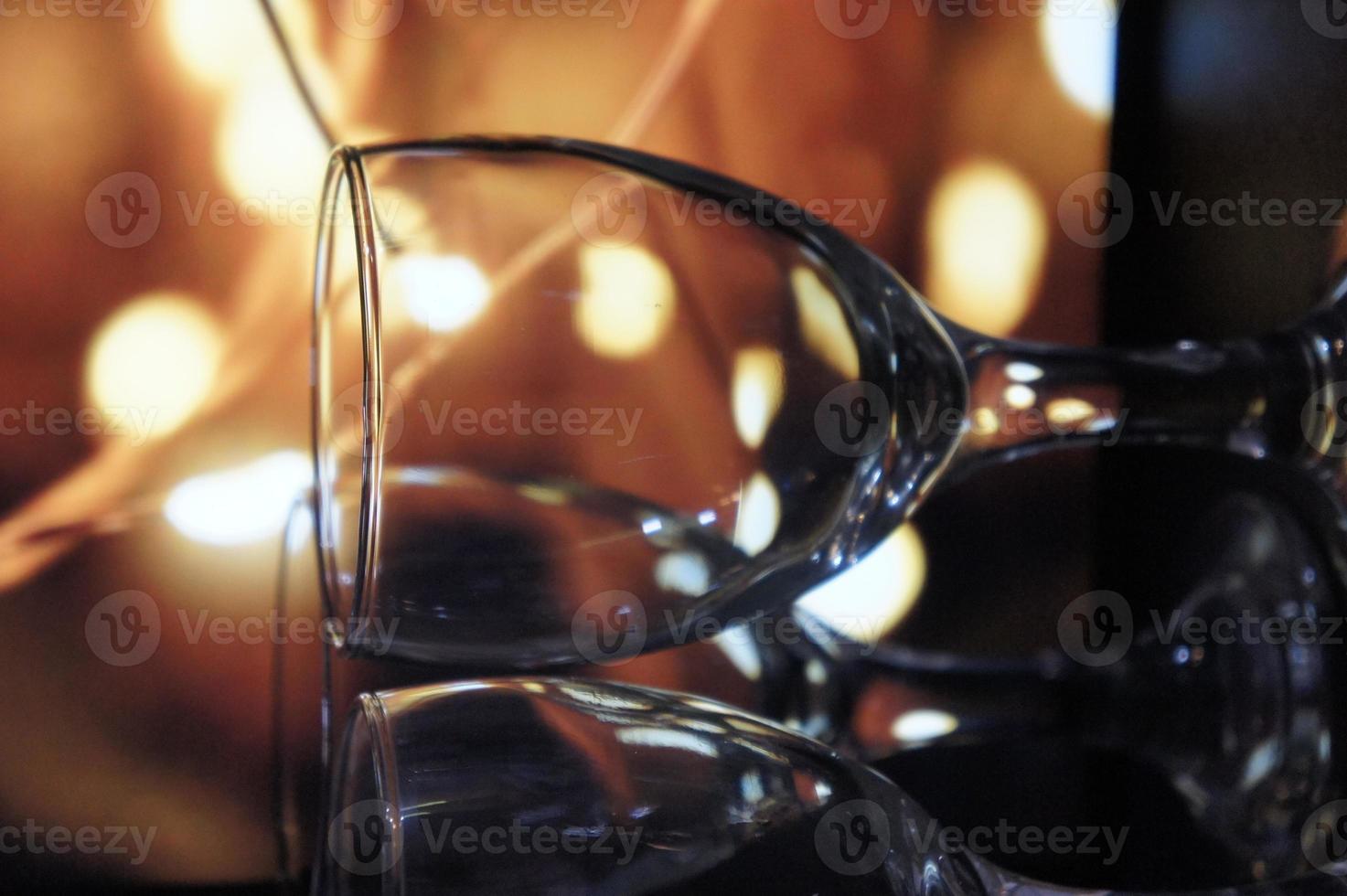 Photo Empty goblet glass with low photo angle