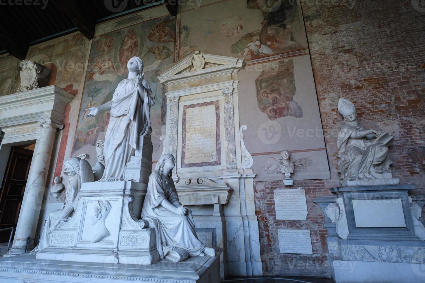 tumbas y frescos en camposanto monumentale pisa toscana italia foto