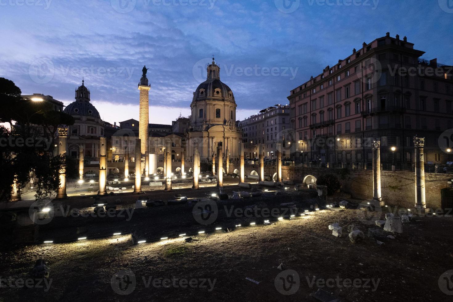 foro traiano y columna roma lazio italia foto