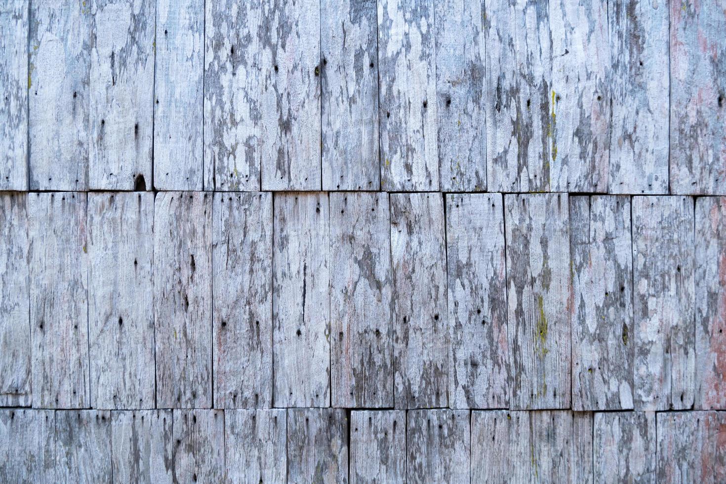 las paredes de la casa están construidas con tablones de madera. viejo por el tiempo foto