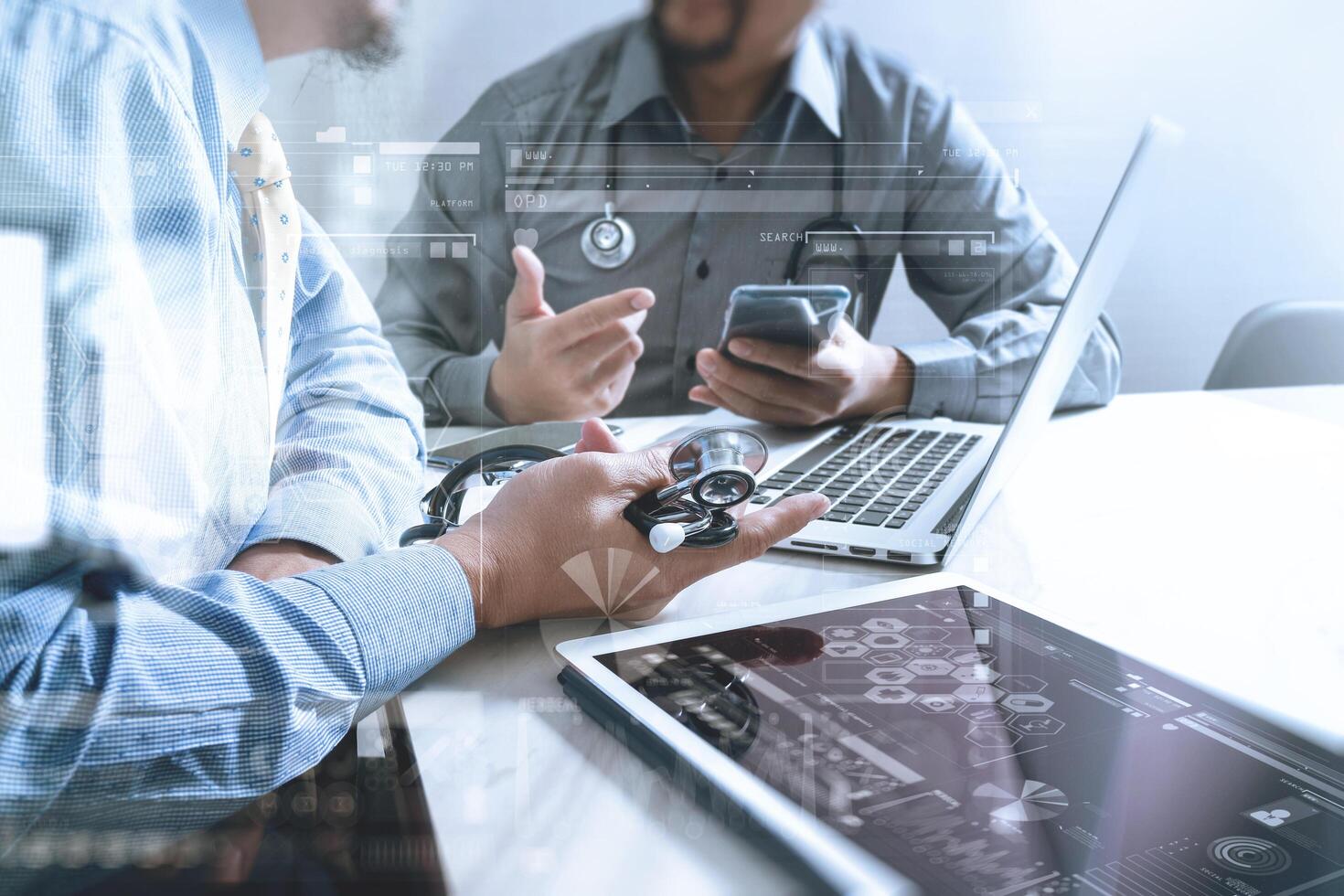 concepto de reunión del equipo de red de tecnología médica. doctor mano trabajando teléfono inteligente tableta digital moderna interfaz de gráfico de gráficos de computadora portátil, foto de efecto de bengala solar