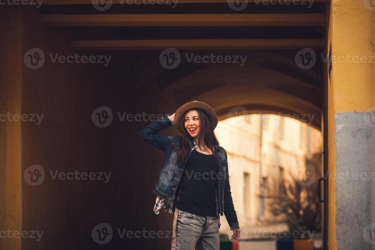 retrato de una hermosa morena en una chaqueta foto