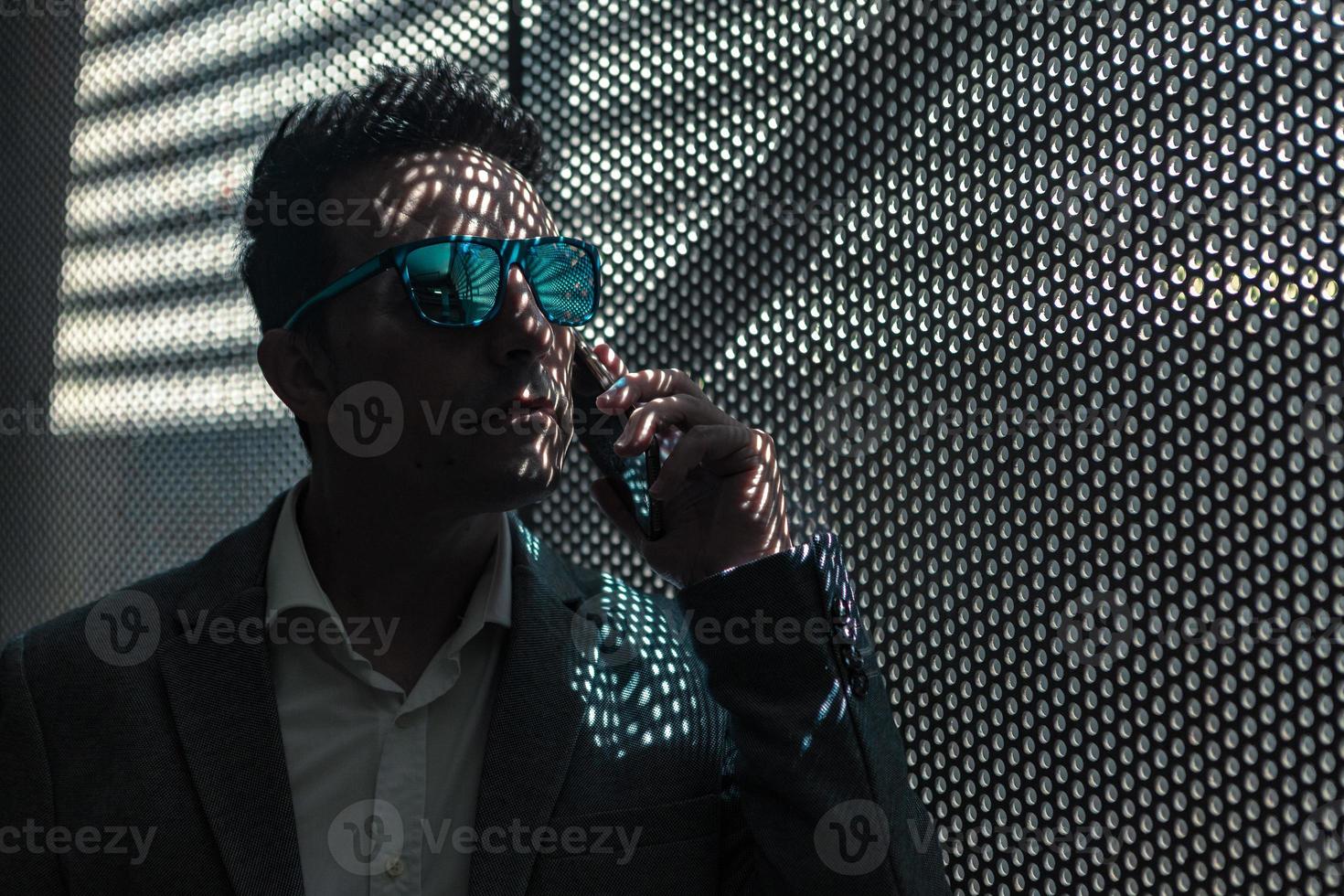 hombre serio y ocupado hablando por teléfono inteligente foto