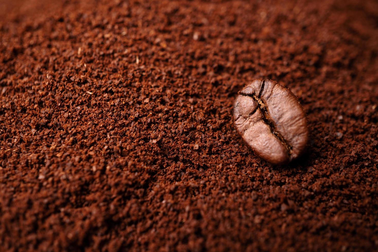 primer plano de granos de café en el montón mixto de café tostado con espacio de copia para texto. concepto de frescura del café foto