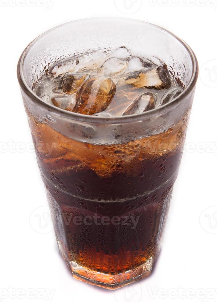 vaso de cola con hielo sobre fondo blanco foto