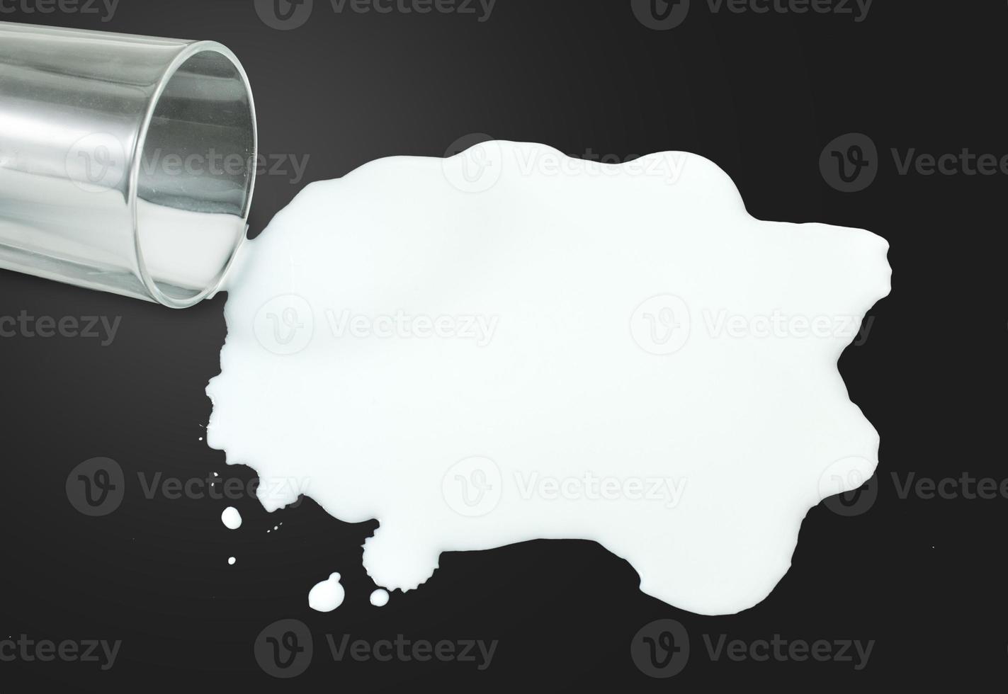 leche derramada del vaso foto