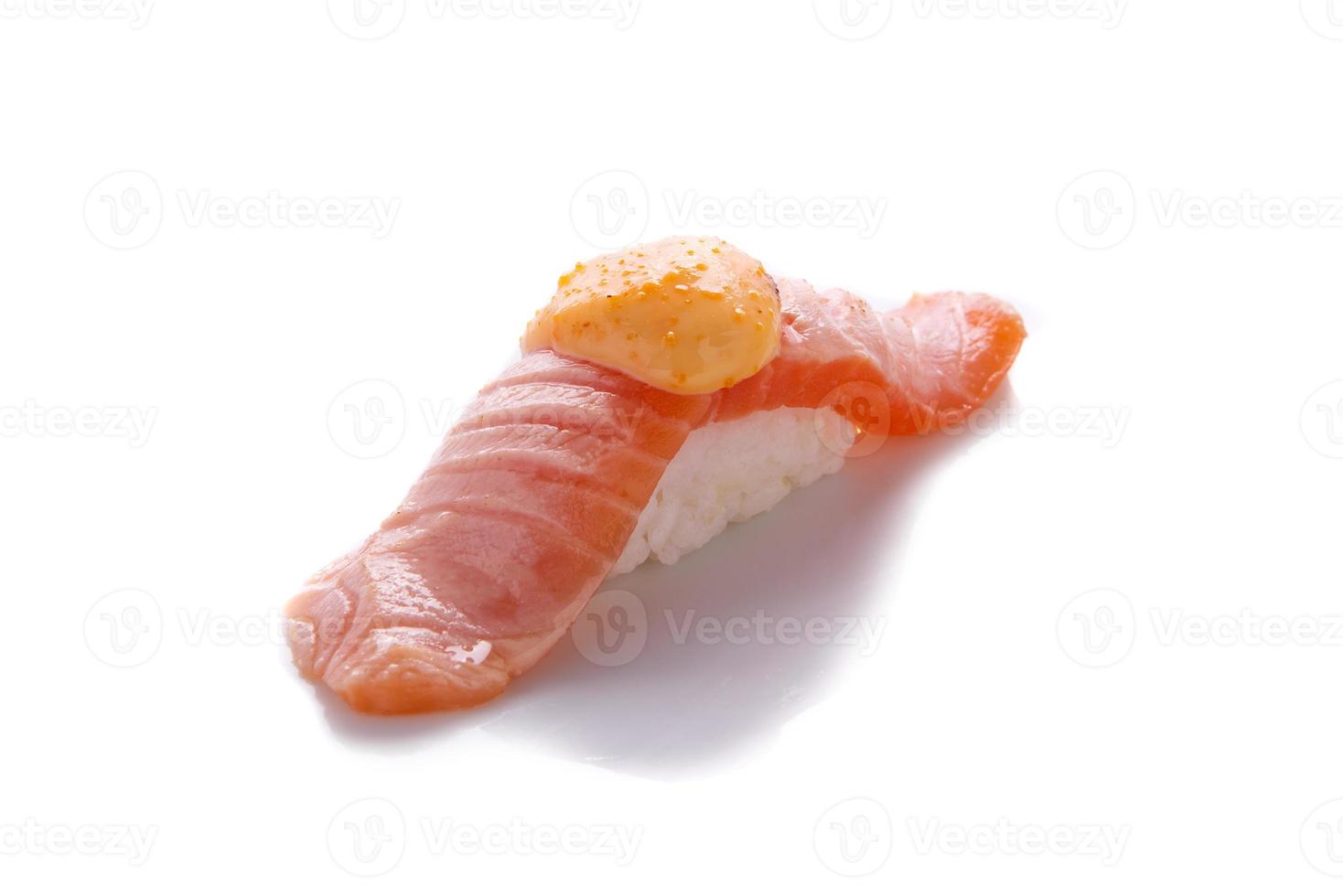 sushi rebosante, salmón quemado con salsa mayonesa foto