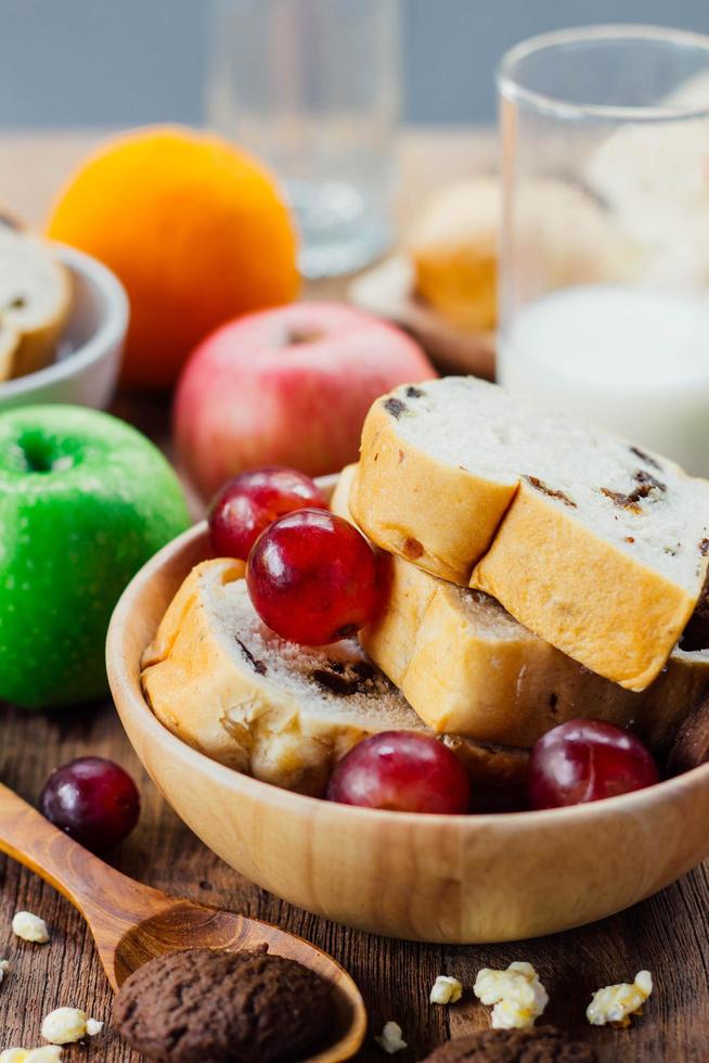 desayuno con galletas, pan, frutas frescas para una alimentación saludable y leche foto