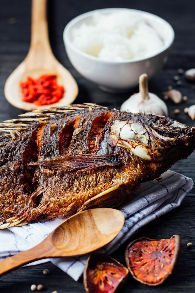 pescado frito y arroz con verduras foto