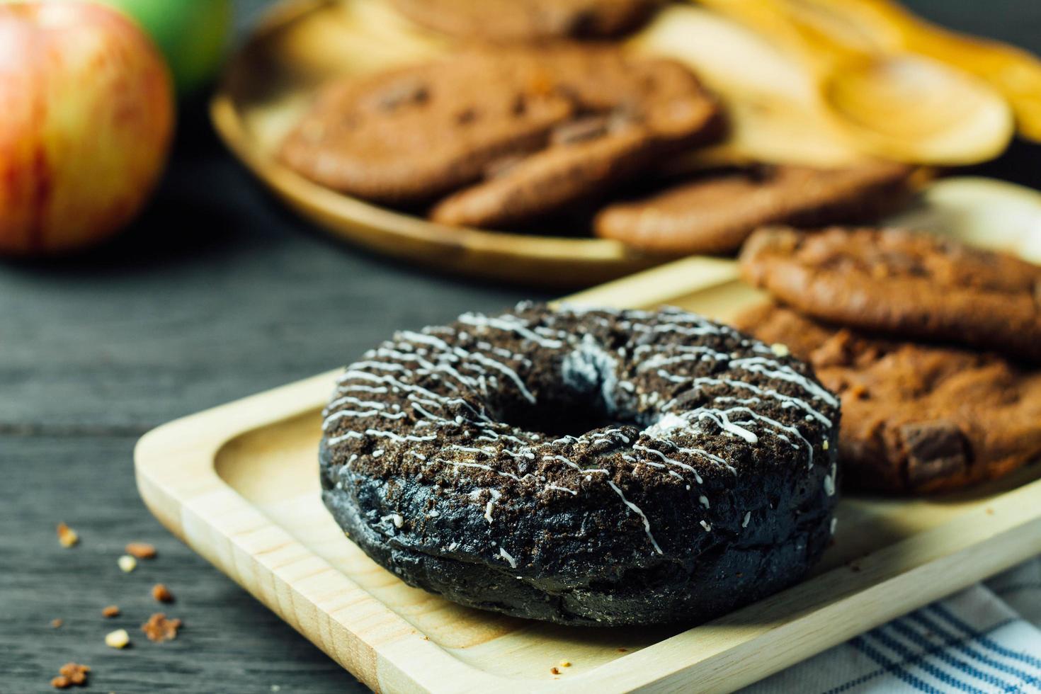 donuts con galletas y manzana foto