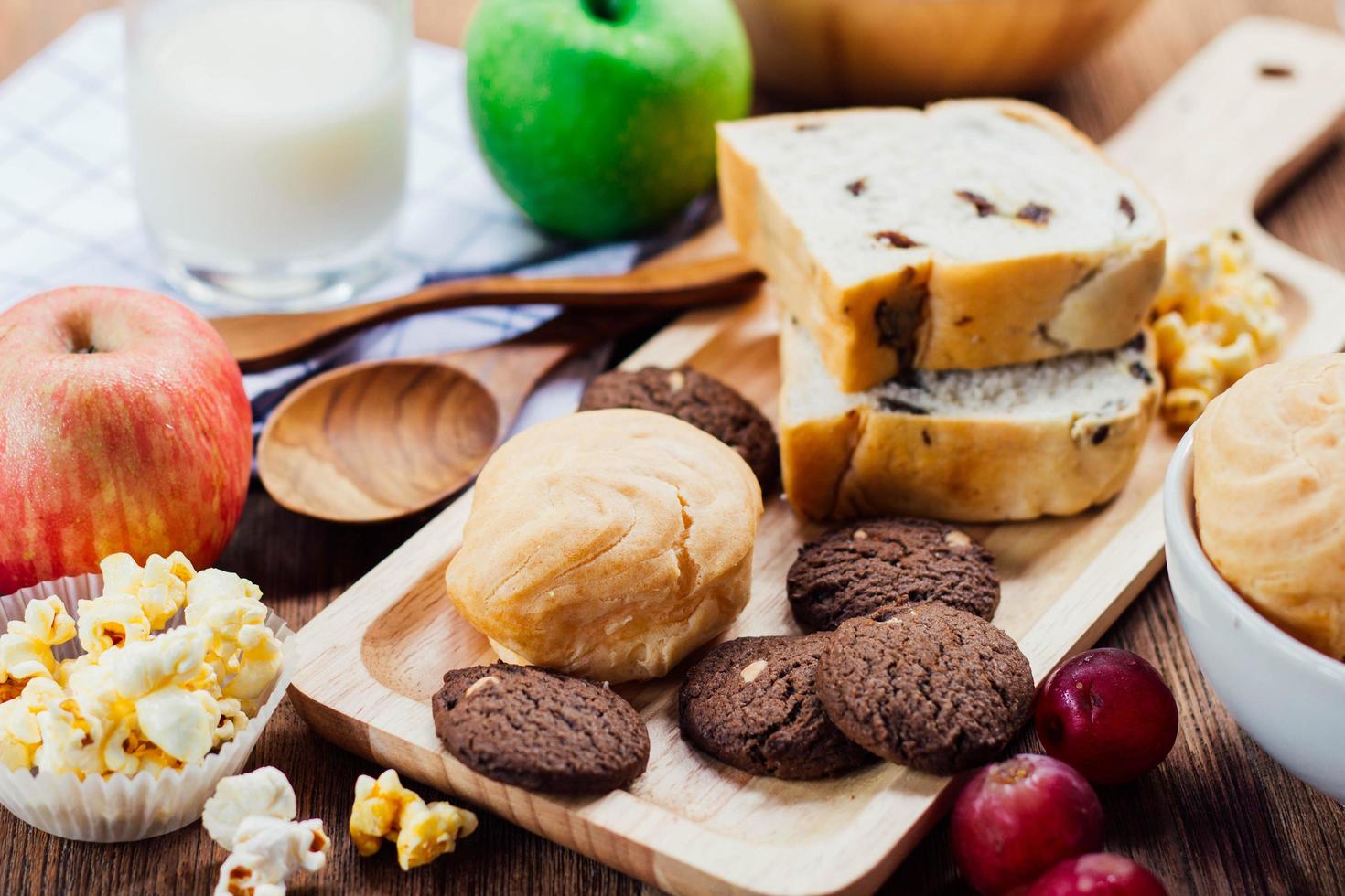 desayuno con galletas, pan, frutas frescas para una alimentación saludable y leche foto